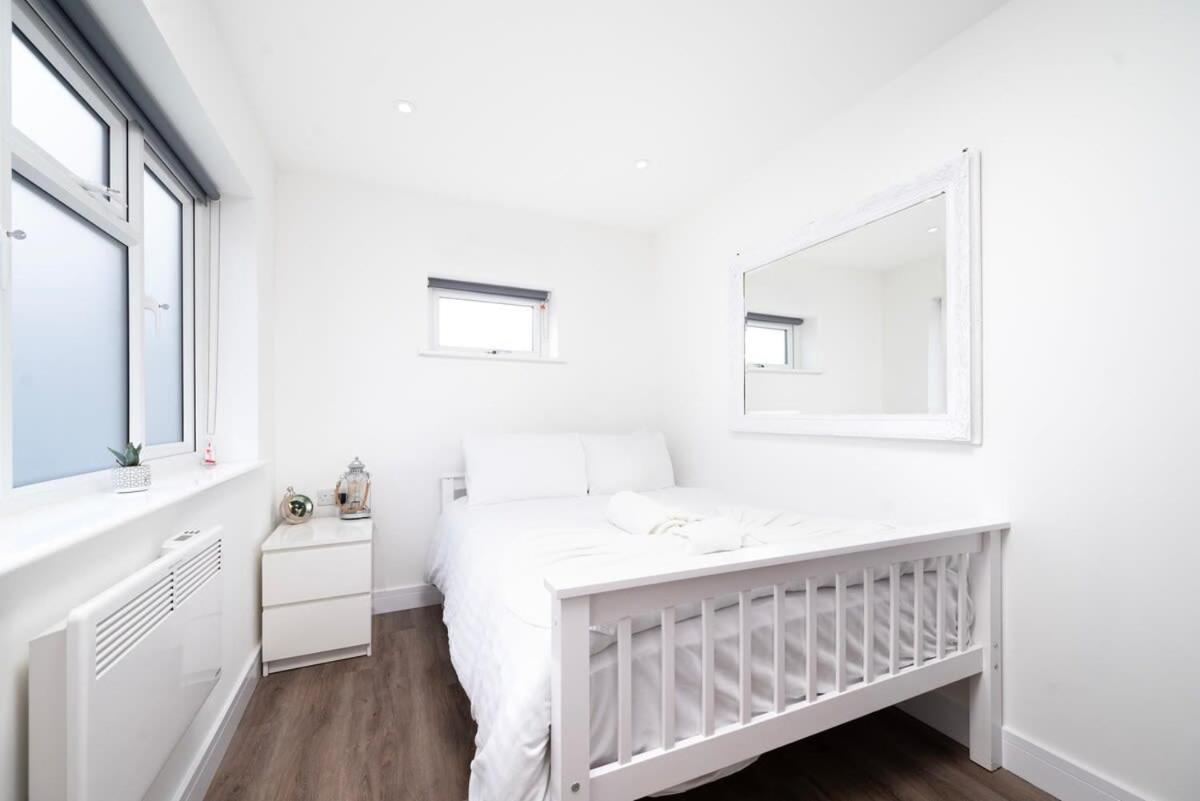Апартаменты Cozy Single Level Flat With Parking Энфилд Экстерьер фото