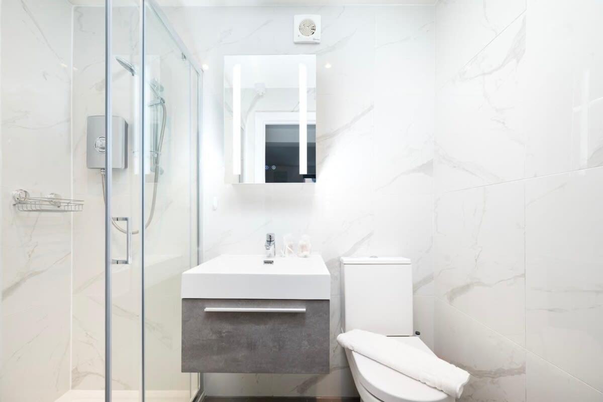 Апартаменты Cozy Single Level Flat With Parking Энфилд Экстерьер фото