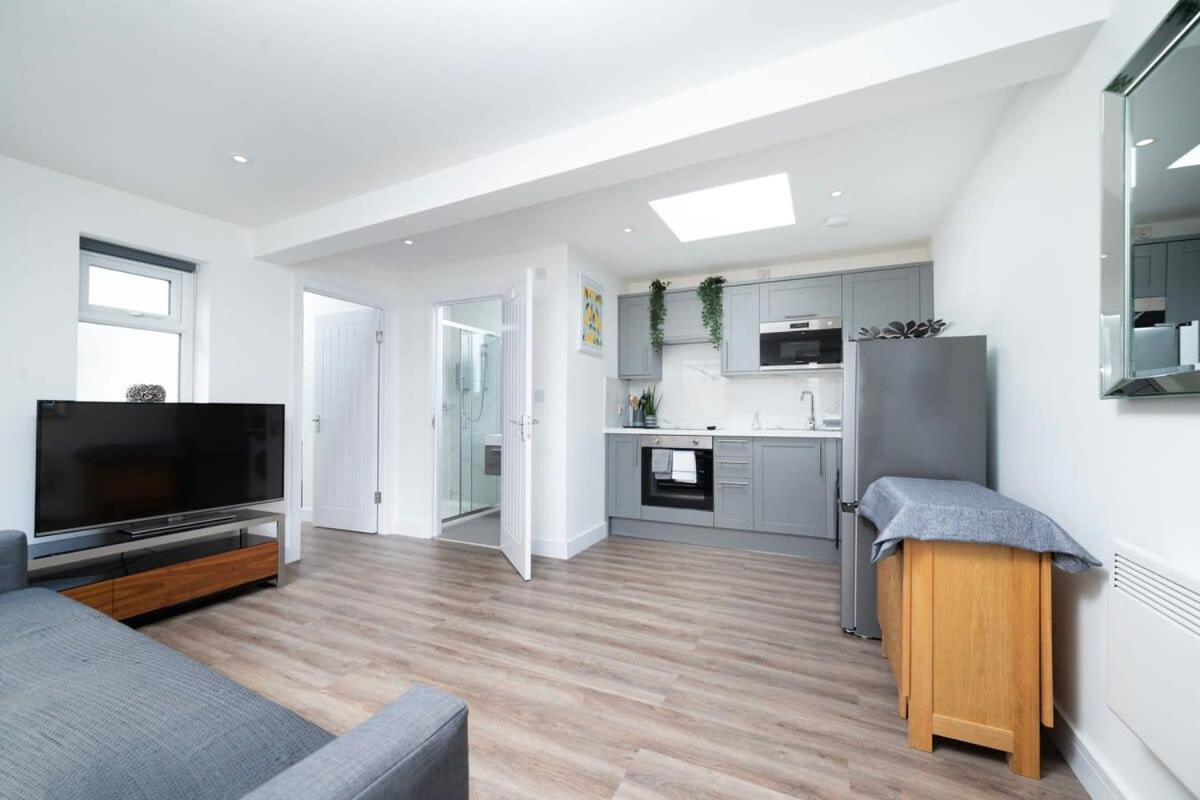 Апартаменты Cozy Single Level Flat With Parking Энфилд Экстерьер фото