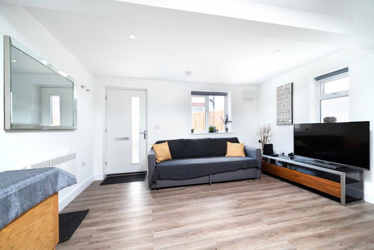 Апартаменты Cozy Single Level Flat With Parking Энфилд Экстерьер фото